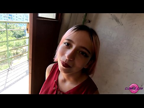 ❤️ دانش آموز حسی یک غریبه را در بیرون می مکد - تقدیر روی صورتش ❤️ فیلم جنسی در ما